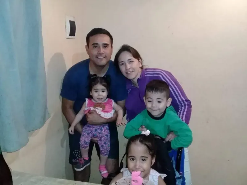 Milagros y su familia. (Foto: gentileza Sebastián Inalaf)