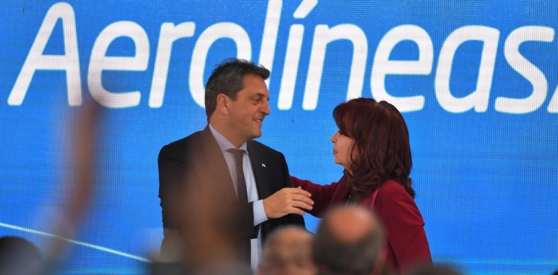 Sergio Massa y Cristina Kirchner, en el acto de este lunes por la reestatización de Aerolineas Argentinas.