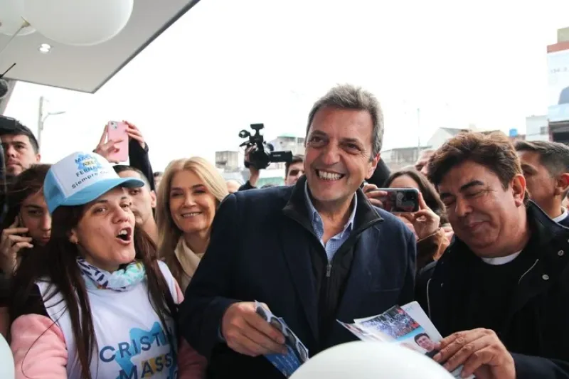  Cristina-Massa. Sergio Massa y Fernando Espinoza con boletas de UxP en La Matanza.