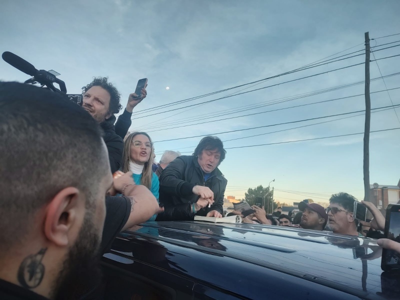 Una multitud escoltó la caravana de Milei en su llegada a Bahía