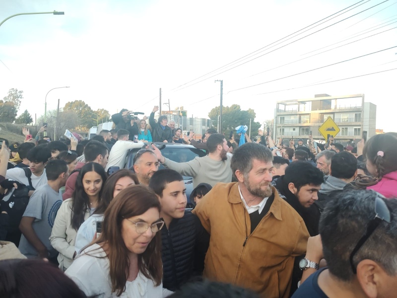 Una multitud escoltó la caravana de Milei en su llegada a Bahía