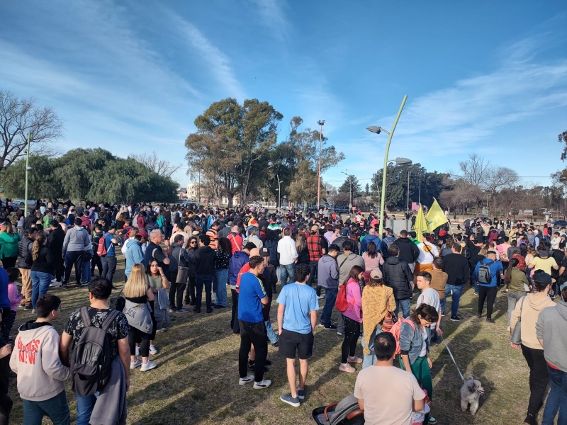 Una multitud escoltó la caravana de Milei en su llegada a Bahía