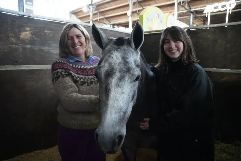 Sofía Benedit y su hija, Josefina Filgueira Benedit, de 16 años, dueñas de la cabaña La Josefina, hablan felices por el premio que acaba de recibir L.J. Calandria, un ejemplar nacido el 2 de septiembre de 2019 (Franco Fafasuli)