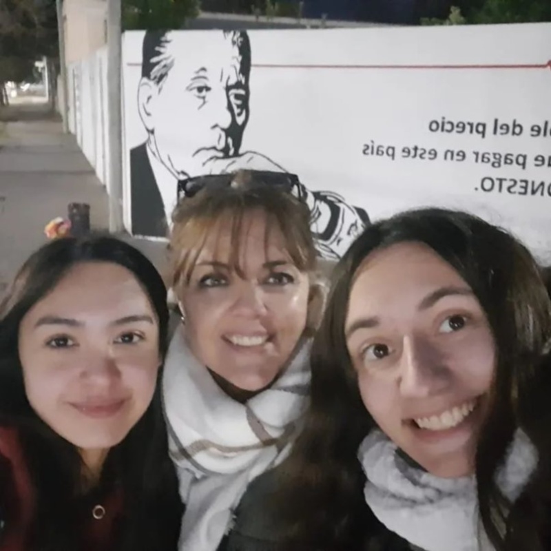  La profesora Lorena Stefanelli (centro) junto a dos alumnas del proyecto.