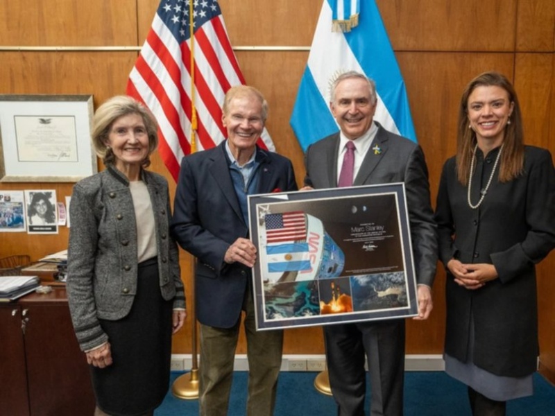  Bill Nelson fue recibido por el embajador de EEUU en Argentina Marc Stanley.