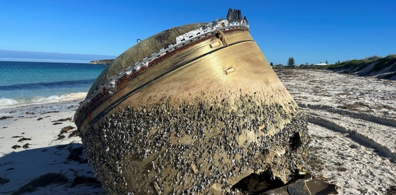 Una foto facilitada por la Agencia Espacial Australiana muestra un cilindro metálico que fue encontrado en una playa de Australia Occidental. Según las autoridades, el objeto cilíndrico, que se encontró a unos 250 kilómetros al norte de Perth, no suponía 