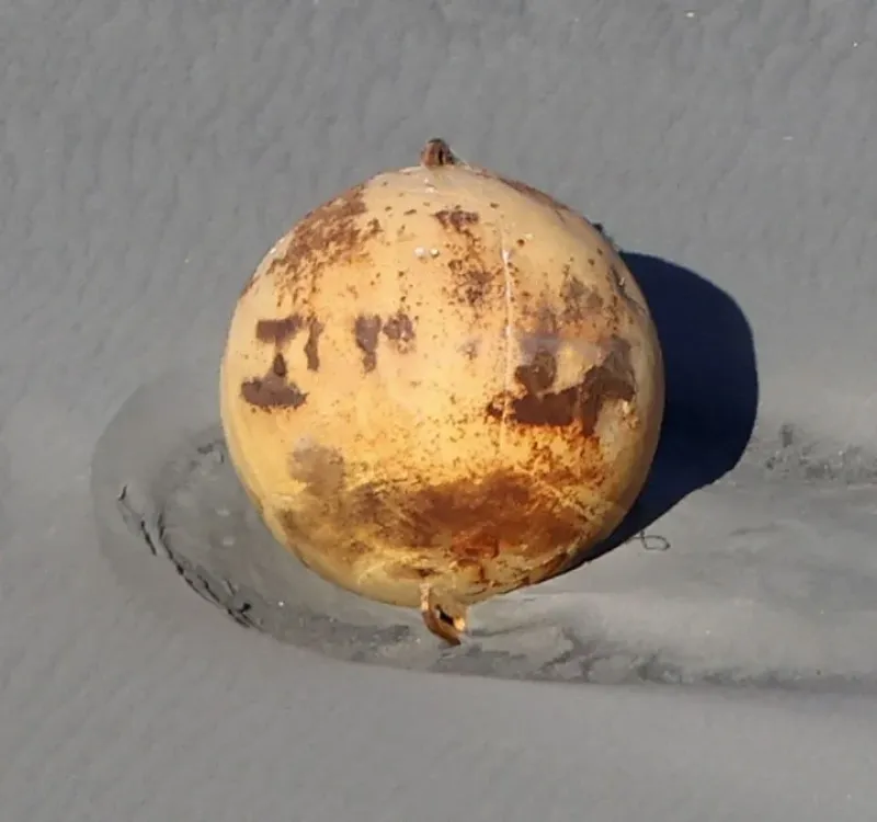  Una vista aérea muestra un gran objeto metálico que apareció en la playa de Enshuhama en Hamamatsu, en el centro de Japón, el 21 de febrero de 2023. Crédito obligatorio Kyodo via REUTERS