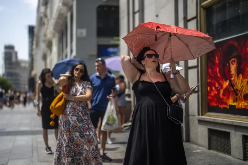 Una ola de calor en América del Norte, partes de Asia y en todo el norte de África y el Mediterráneo ha mantenido las temperaturas máximas por encima de los 40°C durante esta semana (AP Foto/Manu Fernández)