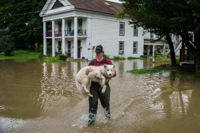 Estas semanas se han producido inundaciones masivas en el noreste, en particular en Vermont, donde Tyler Jovic llevó al perro de su vecino a terreno seco (John Tully para The Washington Post)