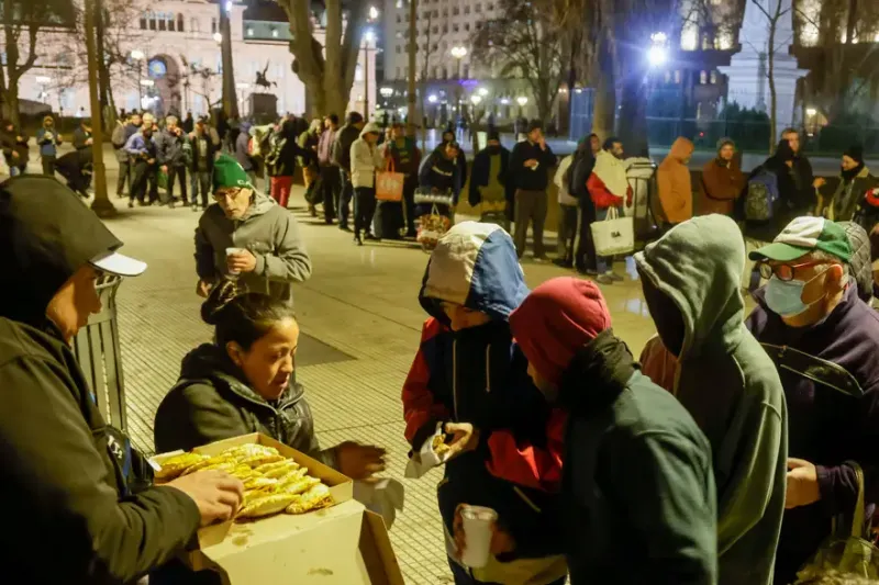 Unas 200 personas se acercan todas las noches a plaza de mayo a recibir alimentos que reparte Red Solidaria.Santiago Filipuzzi