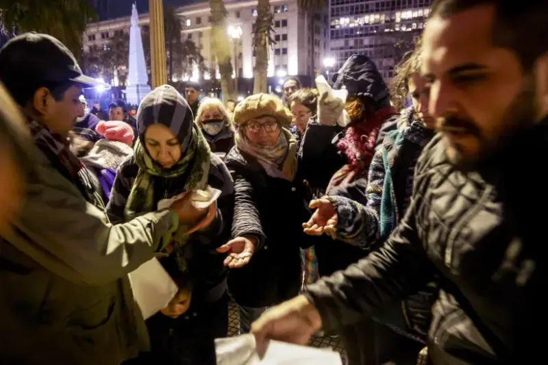 Los martes es el día que más gente se reúne a pedir alimentos porque es el día que se dan empanadas calientesSantiago Filipuzzi - LA NACION