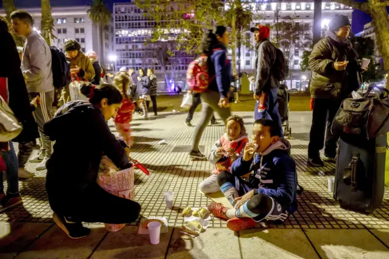 Cinthia es una de las cientas personas que van a Plaza de Mayo en busca de alimentos; tiene 32 años y va con sus hijos Aitana y DylanSantiago Filipuzzi - LA NACION