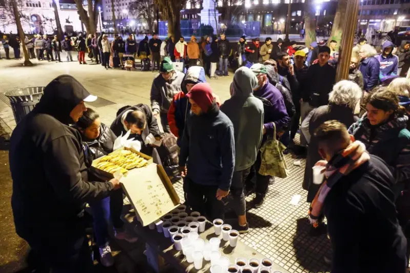 Entre 200 y 400 personas se acercan todas las noches a Plaza de Mayo a recibir alimentosSantiago Filipuzzi - LA NACION