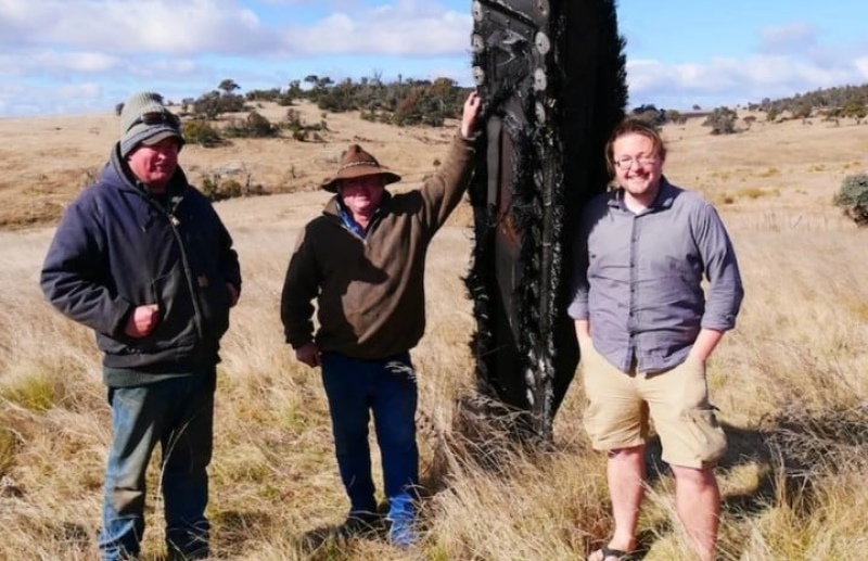 Brad Tucker y los dos lugareños con el desprendimiento espacial.