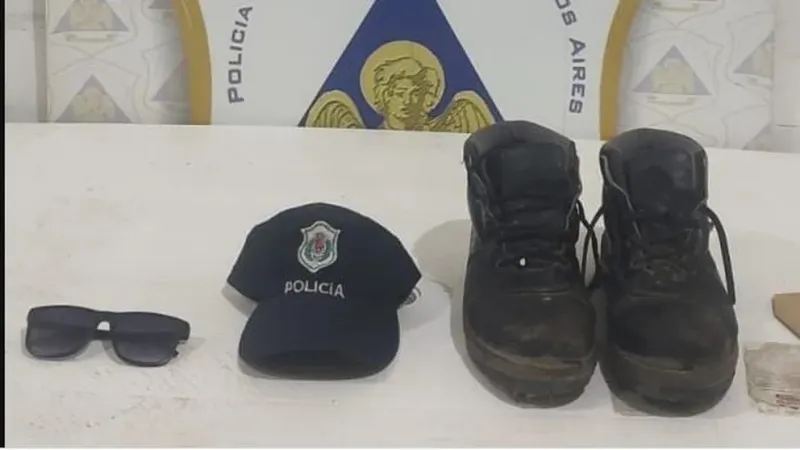  Los borcegos, lentes y gorra del falso policía