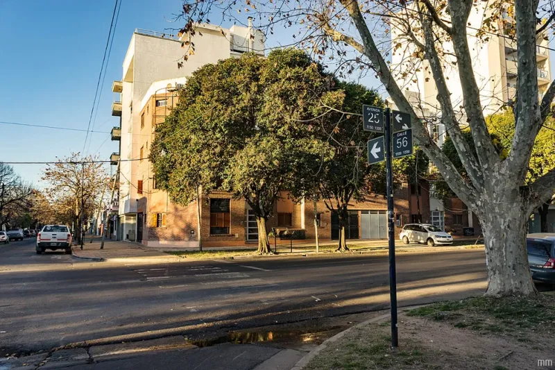 La esquina de 56 y 25 en la ciudad de La Plata. Ya no está el naranjo en el que los vecinos vieron durante quince minutos en la noche del viernes 11 de julio de 1947 un plato volador