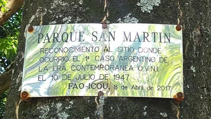  La placa que rinde homenaje a los 70 años del primer avistamiento de un ovni en la historia argentina