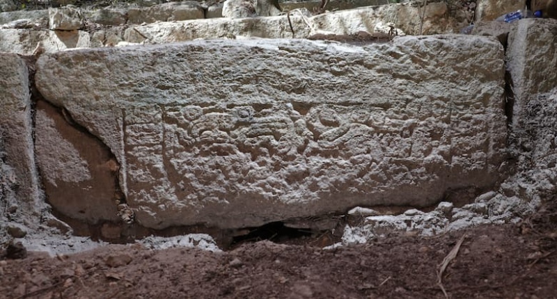 Un relieve tallado en un bloque de piedra reutilizado en una escalera de un edificio en Ocomtún.Octavio Esparza Olguin/UNAM - NYTNS