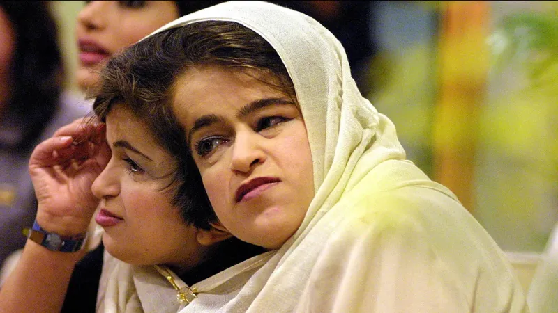 Las hermanas Bijani, Ladan a la izquierda de Laleh, durante una conferencia de prensa en el Hospital Raffles el 11 de junio de 2003 en Singapur. Habían llegado al país el 20 de noviembre de 2002 para someterse a pruebas para determinar si podían separarse