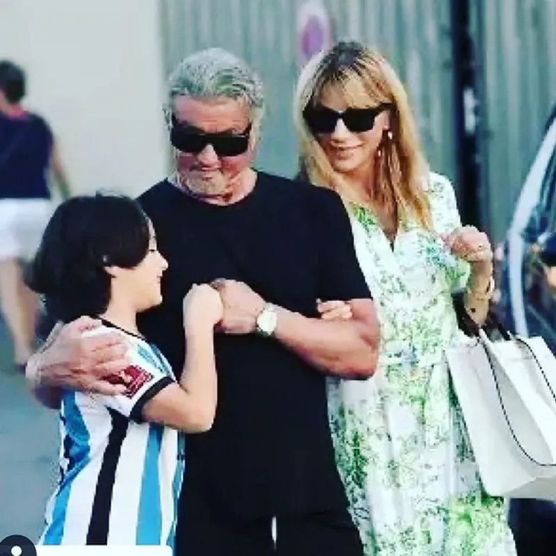  La imagen compartida por Sylvester Stallone con un hincha argentino (IG officialslystallone)