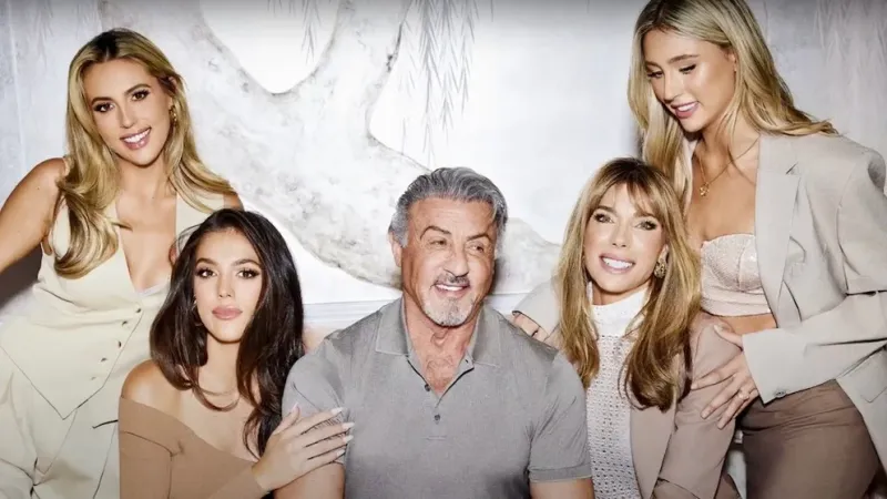  Sylvester Stallone junto con su mujer y sus tres hijas, al momento de la presentación del reality The Family Stallone