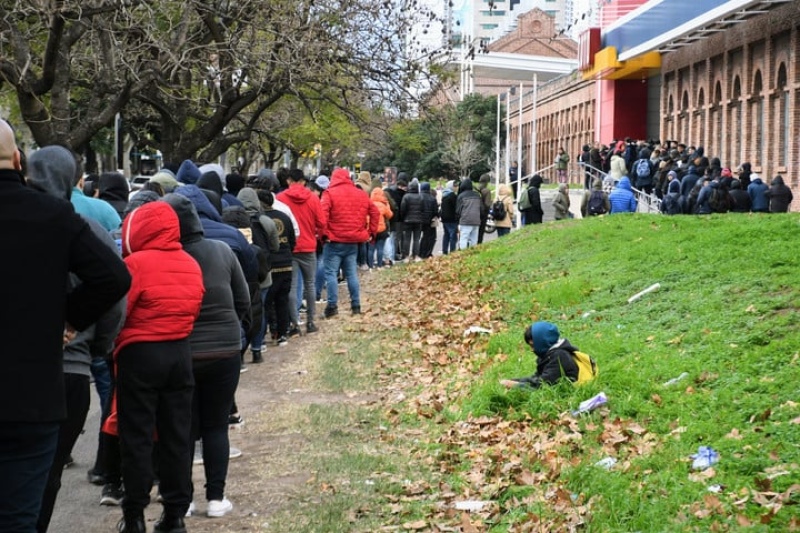  La fila en el Shopping Alto tras una convocatoria para ingresar a 150 empleados nuevos Foto: Juan José García