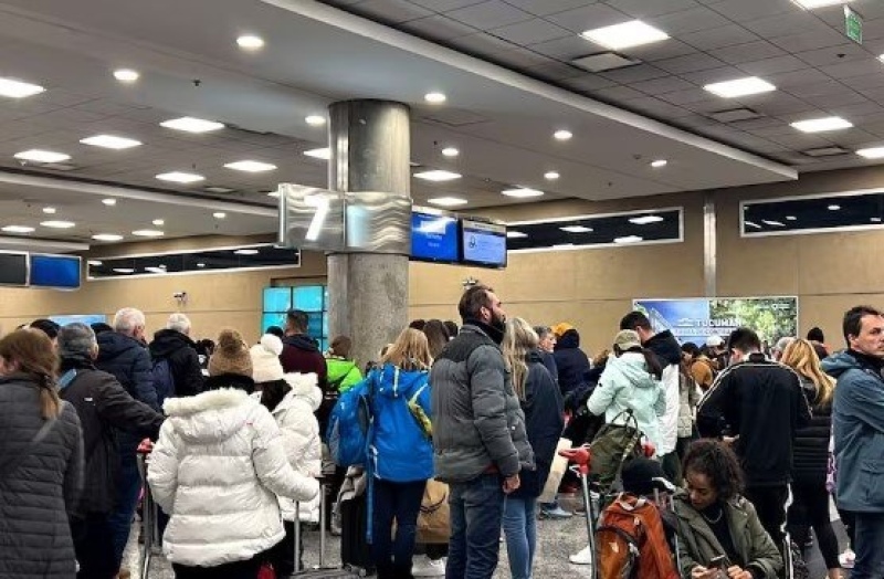 La bronca de los turistas brasileños por los vuelos cancelados en Aeroparque: “Teníamos todo pago, ¿y ahora?”