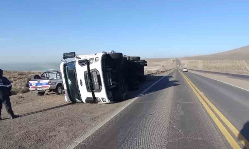 Video insólito: un camión volcó en Chubut por las fuertes ráfagas de viento