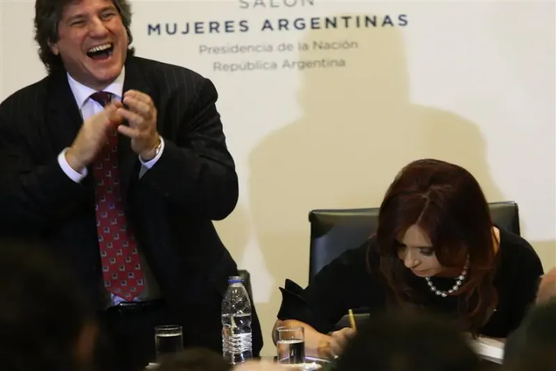 Cristina Kirchner firma el decreto de promulgación de la ley de estatización de YPF ante la euforia de Boudou