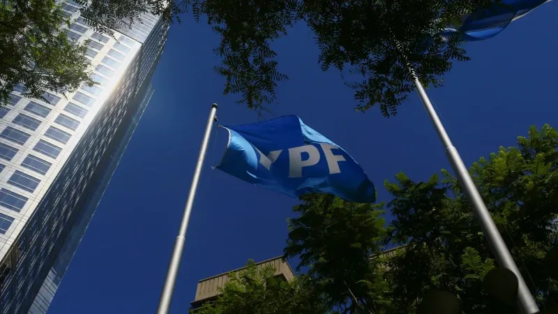 El kirchnerismo privatizó YPF, la nacionalizó y ahora debe indemnizar: la ideología nos vuelve idiotas