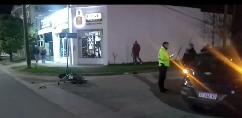 Fuerte choque entre un auto y una moto en av. San Martín y República Argentina