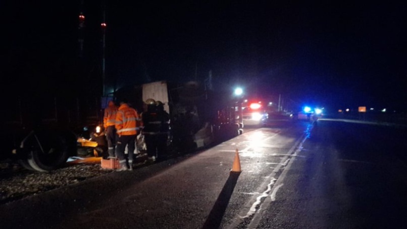 El acoplado de un camión cerealero volcó en la ruta 33