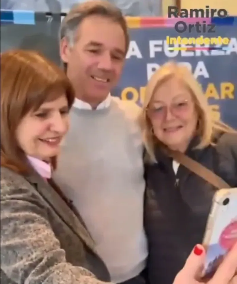 Patricia Bullrich junto al precandidato en Azul, Ramiro Ortiz, y la madre de Almeyda, Silvia Calcagno.