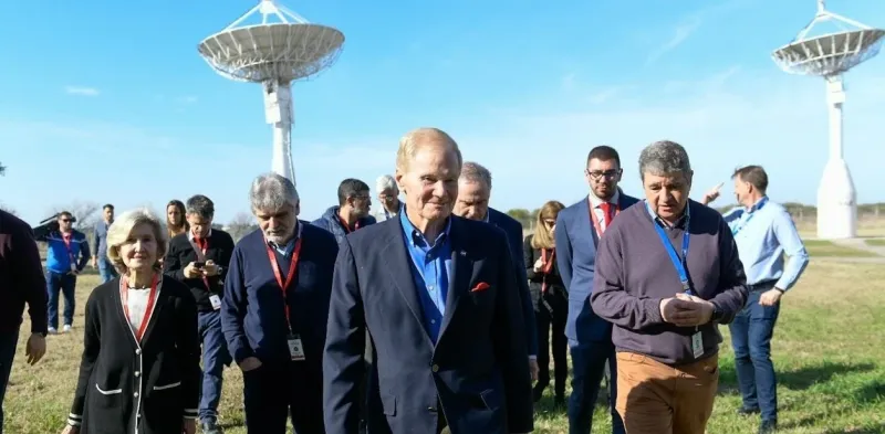 El director de la NASA, Bill Nelson, durante su recorrida por el Centro Espacial Teófilo Tabanera de Córdoba. Foto: Twitter de Bill Nelson