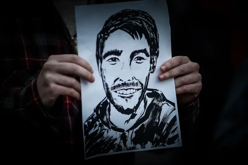 El dibujo del rostro de Facundo Astudillo Castro en una marcha multitudinaria frente a la Plaza de Mayo en reclamo de justicia por su muerte, el 3 de septiembre de 2020 (EFE/ Juan Ignacio Roncoroni/Archivo)