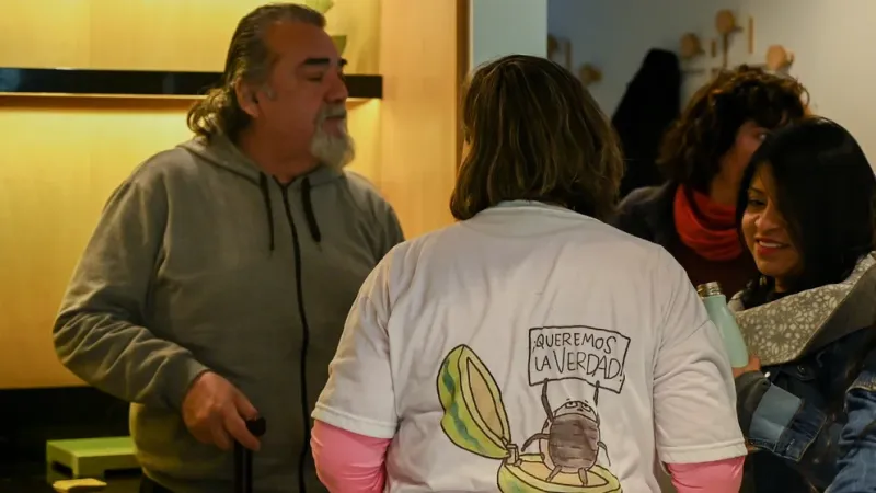  La remera de Cristina Castro con la vaquita de San Antonio encima de un amuleto de sandía sosteniendo un cartel que dice ”queremos la verdad” (Tomás Labrousse - Amnistía Internacional Argentina)