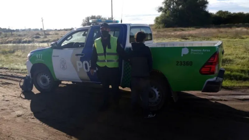  La foto que sacó la oficial Jana Curruhuinca y que muestra al policía Mario Gabriel Sosa junto a Facundo Astudillo. La madre cree que lo hicieron posar de espaldas porque tenía el rostro golpeado