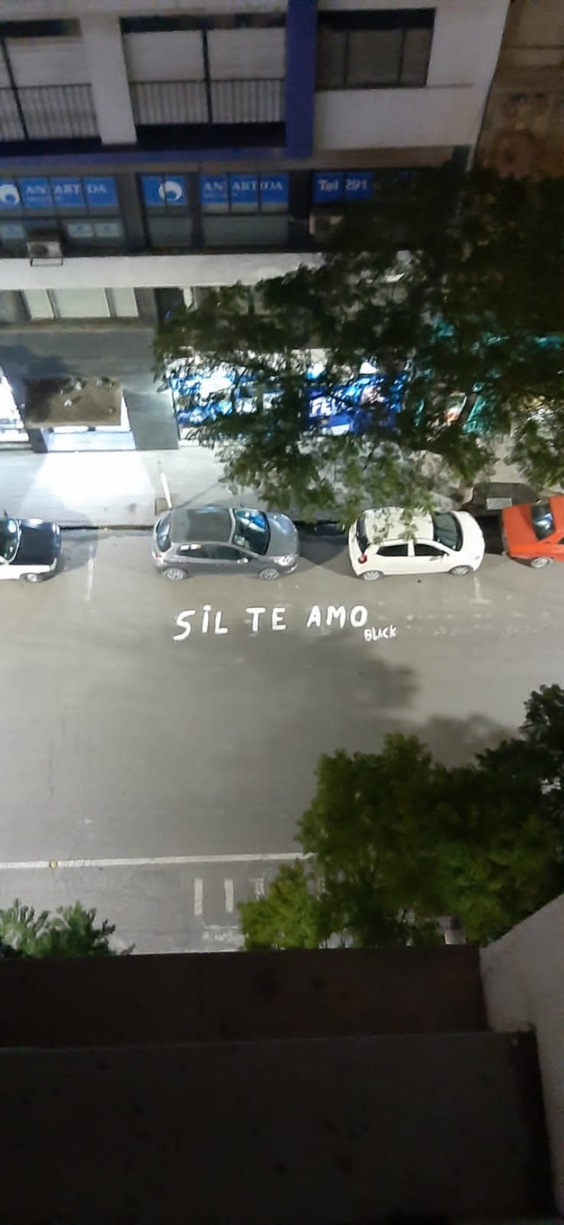 Imagen de la calle, tomada desde el balcón de su departamento