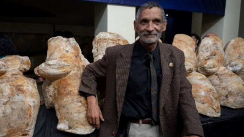  El científico Mario Urbina junto a los restos del Perusetus colossus.