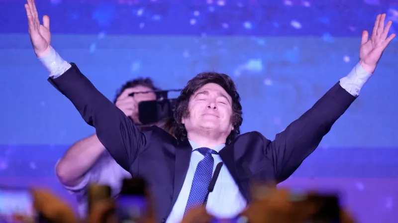 Javier Milei, candidato a la presidencia de la coalición la Libertad Avanza, saluda a sus partidarios tras el cierre de las votaciones en las elecciones primarias, en Buenos Aires, Argentina, el 13 de agosto de 2023. El político ultraderechista, de 52 año