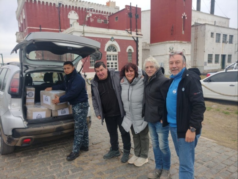 Los libros de la biblioteca, a punto de salir de Puerto Belgrano