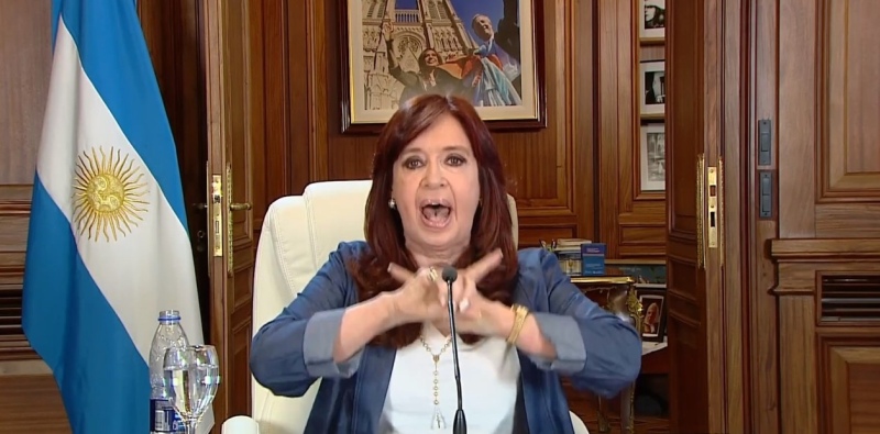   Cristina Kirchner condicionó la nueva deuda que su gobierno tomó con el FMI a que Massa anuncie el bono a los trabajadores, entre otros beneficios.