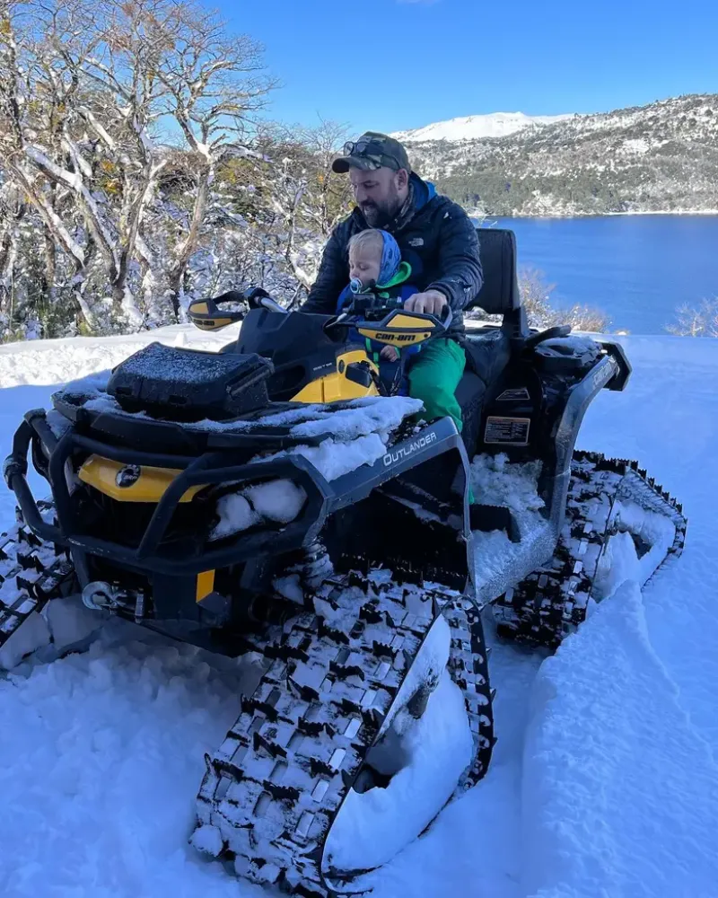 Ambos son guías de excursiones tanto en motos de nieve y vehículos con orugas como en caminatas con raquetas, en salidas en 4x4 por antiguos caminos madereros y al volcán Batea Mahuida, y también en trekkings durante el verano.