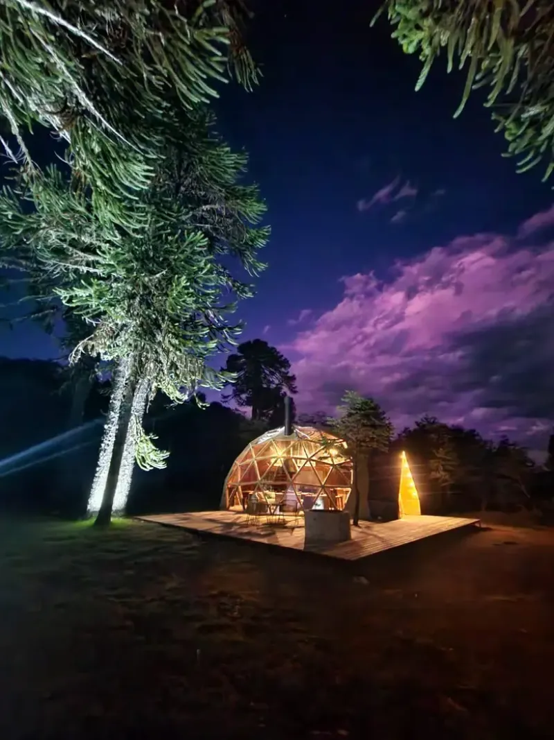 Con diseño de estilo nórdico y decoración en tonos grises, negro y madera, optimizan el uso de las energías tanto lumínicas como calóricas, y el techo semicircular vidriado permite disfrutar de las estrellas desde la cama.