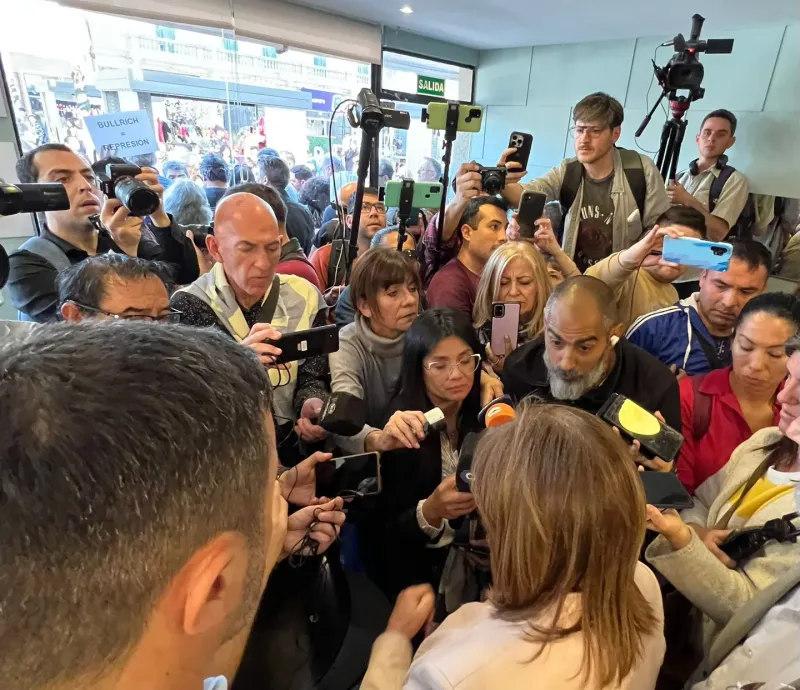 Por las agresiones, la conferencia de prensa se trasladó a un lugar cerrado, mientras seguían los manifestantes afuera.