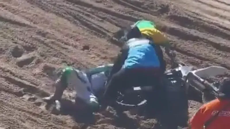 Desesperación total en una carrera de motos: un corredor se cayó y quedó con la cabeza atrapada en la rueda