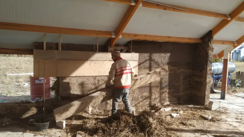 En plena crisis habitacional y climática, un grupo de personas se especializó en bioconstrucción. (Foto: Mauricio Amaya)