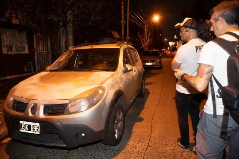 Iban con la ilusión de la compra de un nuevo vehículo pero todo terminó en dolor por la inseguridad en el Gran Buenos Aires. Una familia que pactó la compra de una camioneta por Facebook fue emboscada por ladrones: al padre lo mataron a balazos y al joven