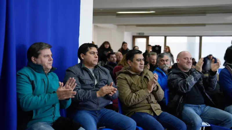 El dirigente petrolero Claudio Vidal (centro) se impuso en las elecciones de Santa Cruz