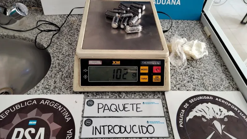 Detuvieron en Ezeiza a una mula que intentó viajar a España con 78 cápsulas de cocaína en su cuerpo